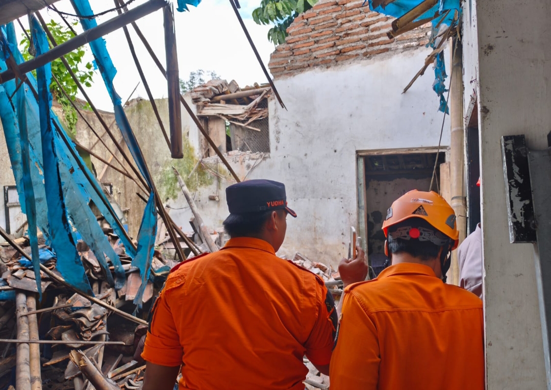 Cuaca Ekstrem Terjang Pakusari, Rumah Warga Ambruk Diterjang Angin Kencang